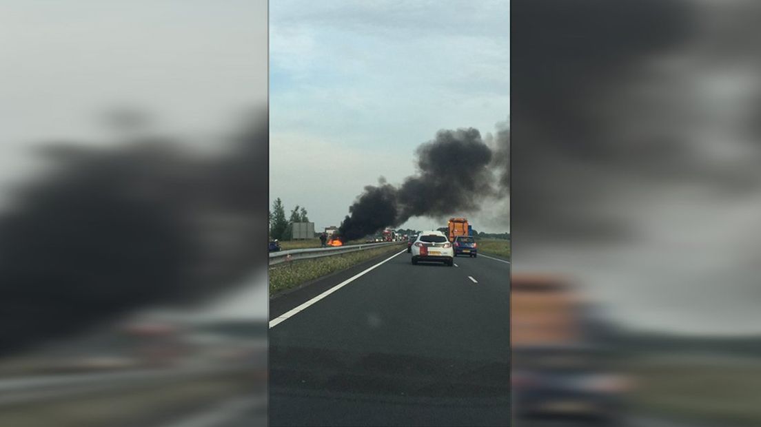 De rookwolken zijn in de wijde omtrek te zien.