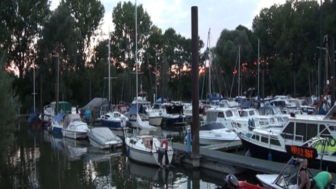 Watersportvereniging Vada in Wageningen zet een woonboot in tegen de gemeente om de komst van 4 windmolens tegen te houden.
