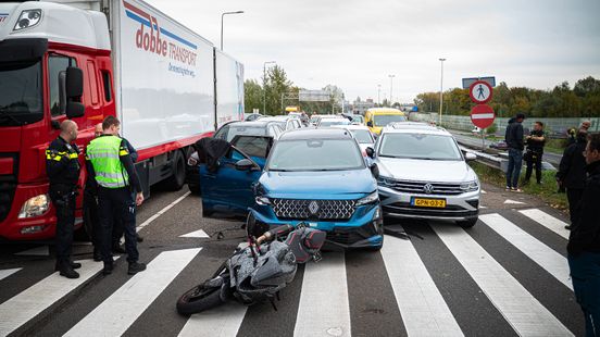 Achtervolging eindigt met botsing en veel schade op afrit A20, man aangehouden. Achtervolging eindigt met botsing en veel schade op afrit A20, man aangehouden.