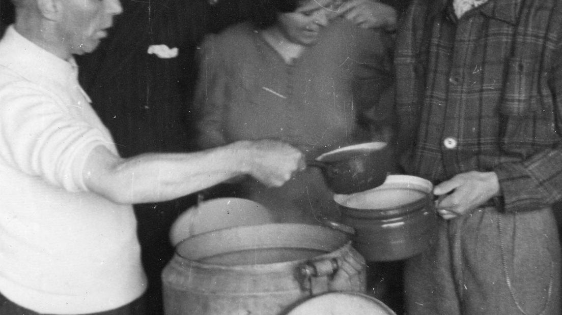 Als Arnhem moet evacueren vinden zeshonderd mensen onderdak in het Nederlands Openluchtmuseum. Op 15 november 1944 wordt daar Nora Olga Marijke Bouwman geboren, en inderdaad, haar initialen verwijzen naar haar bijzondere geboorteplaats. Twee dagen later komt er nog een meisje ter wereld, Franneke van der Kallen.