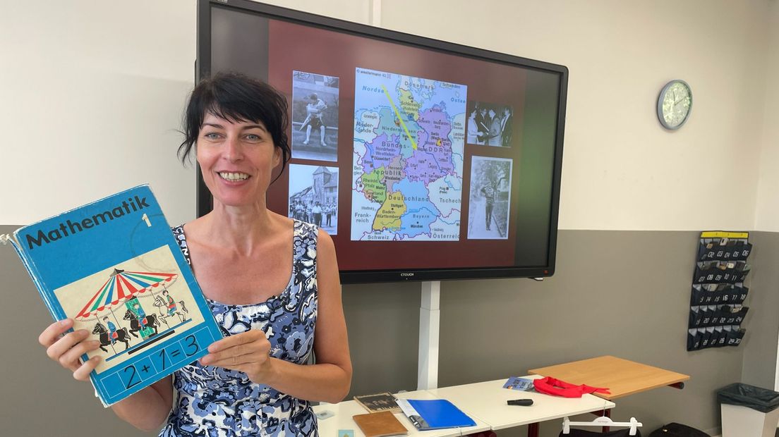 Anja met haar eigen wiskundeboek uit de jaren '80