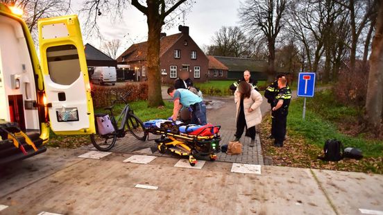 Fietsster naar ziekenhuis na aanrijding met scooter in Nederweert-Eind. Fietsster naar ziekenhuis na aanrijding met scooter in Nederweert-Eind.