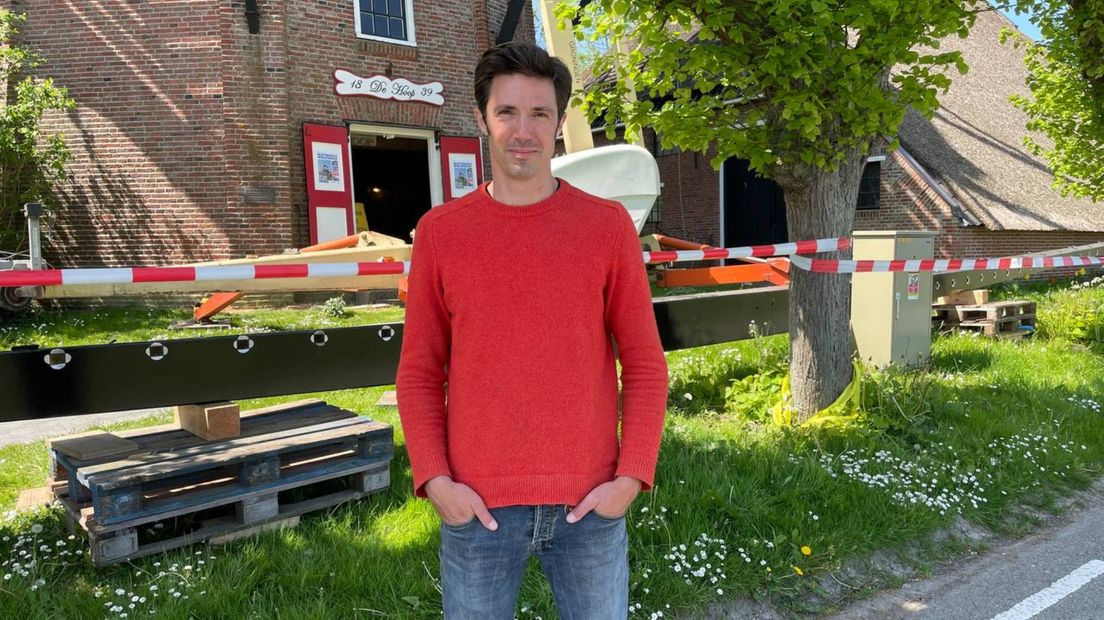 Eigenaar Nicolas Nijhof voor zijn molen in Garsthuizen