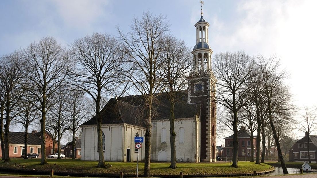 Wandelen langs onder andere de Andreaskerk in Spijk.