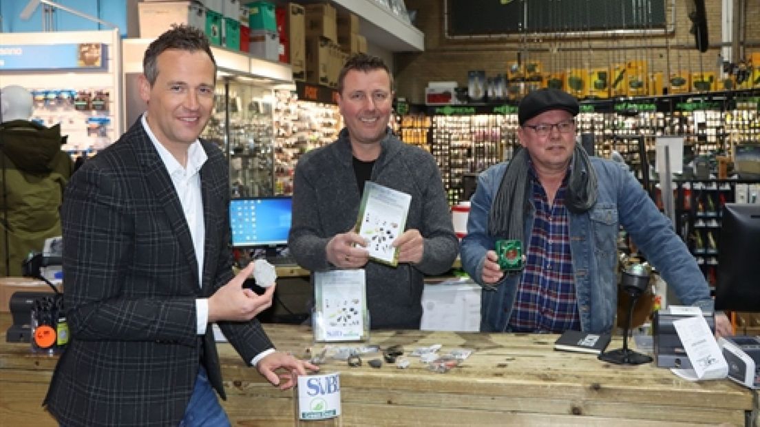 Marcel Belt (links) en Theo Stremme (rechts) op bezoek bij een loodinruilpunt