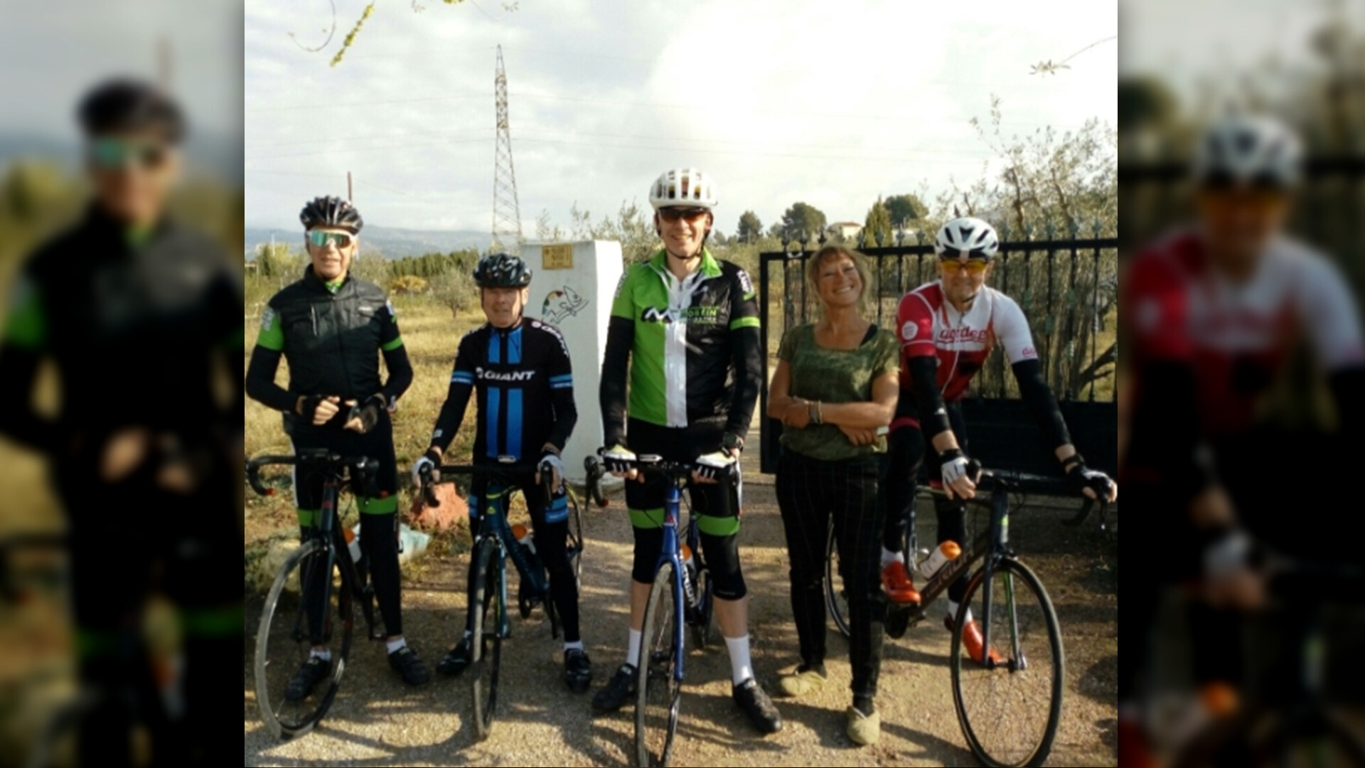 In groep fytsers dy't te gast binne by Petro en Willemien