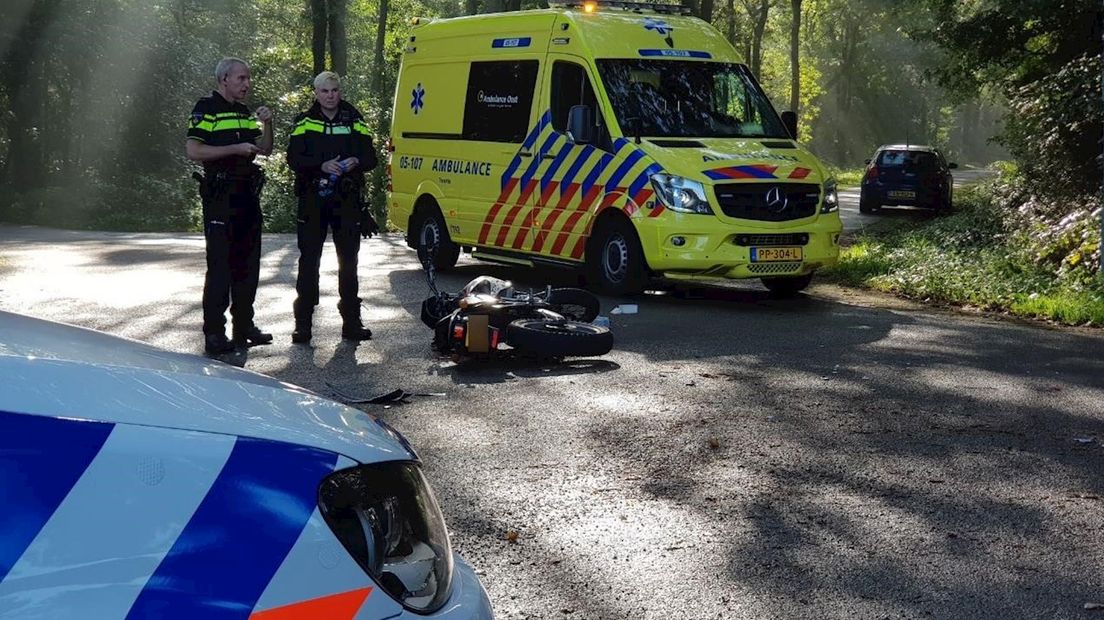 De motorrijder is met letsel naar het ziekenhuis vervoerd