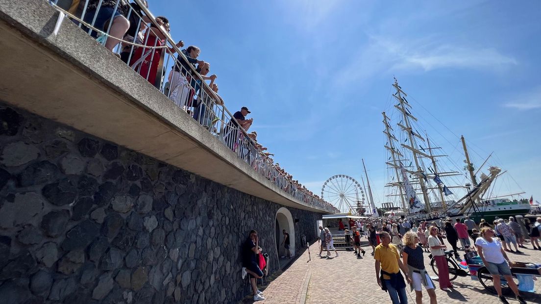 Publiek in Harlingen op de laatste dag van de Tall Ships Races