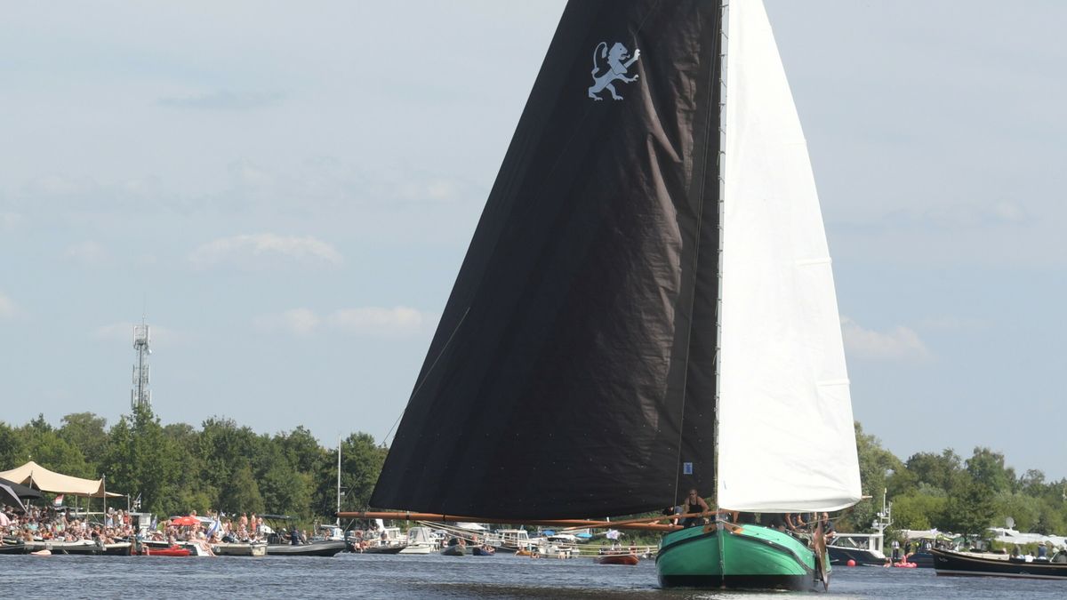 Leeuwarder skûtsje zeilt soeverein naar dagoverwinning bij Earnewâld