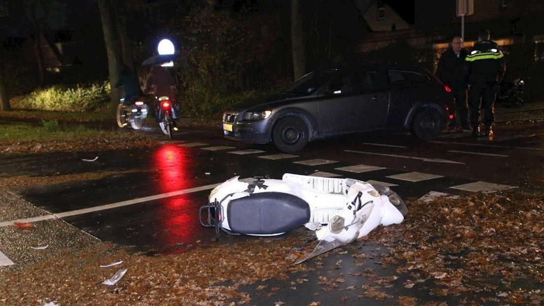 De scooter waarop de twee vrouwen zaten, kwam in botsing met een auto