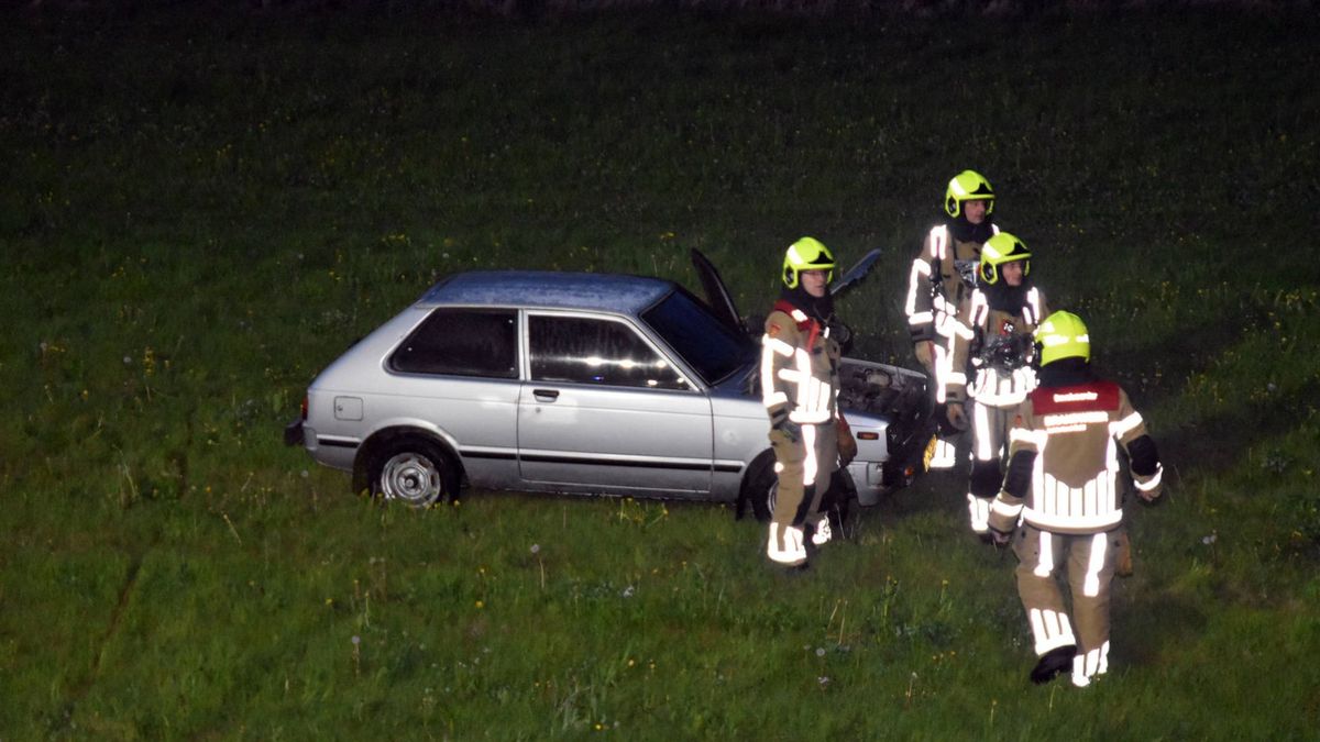 Brandende auto naast de weg, bestuurder spoorloos