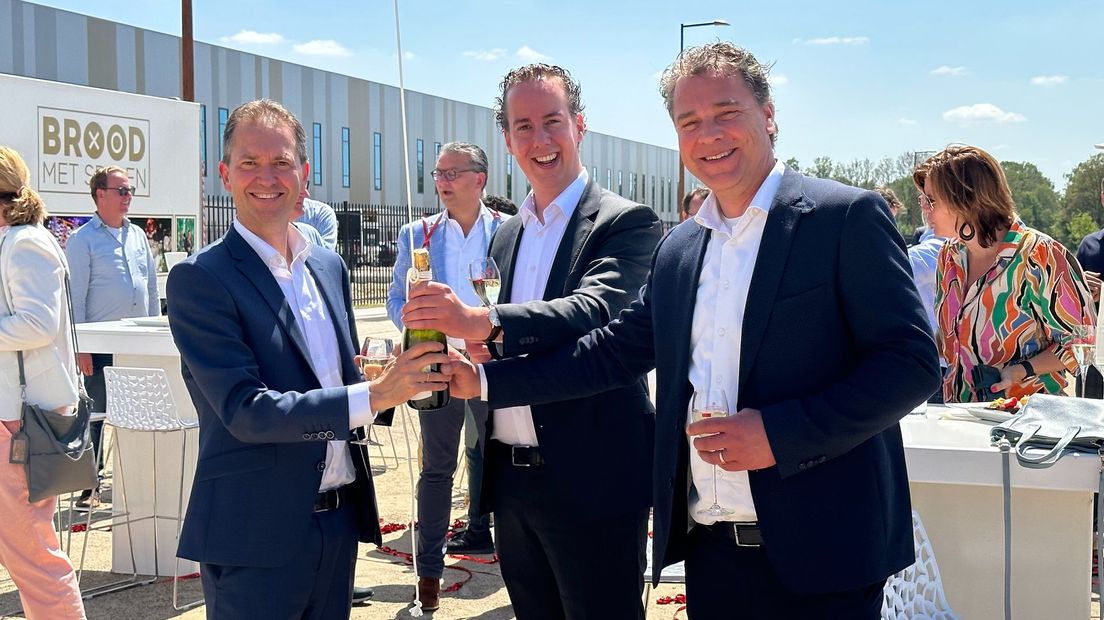 Vlnr: Eddy van Hijum, Arjen Maathuis en André Pluimers bij de officiële opening