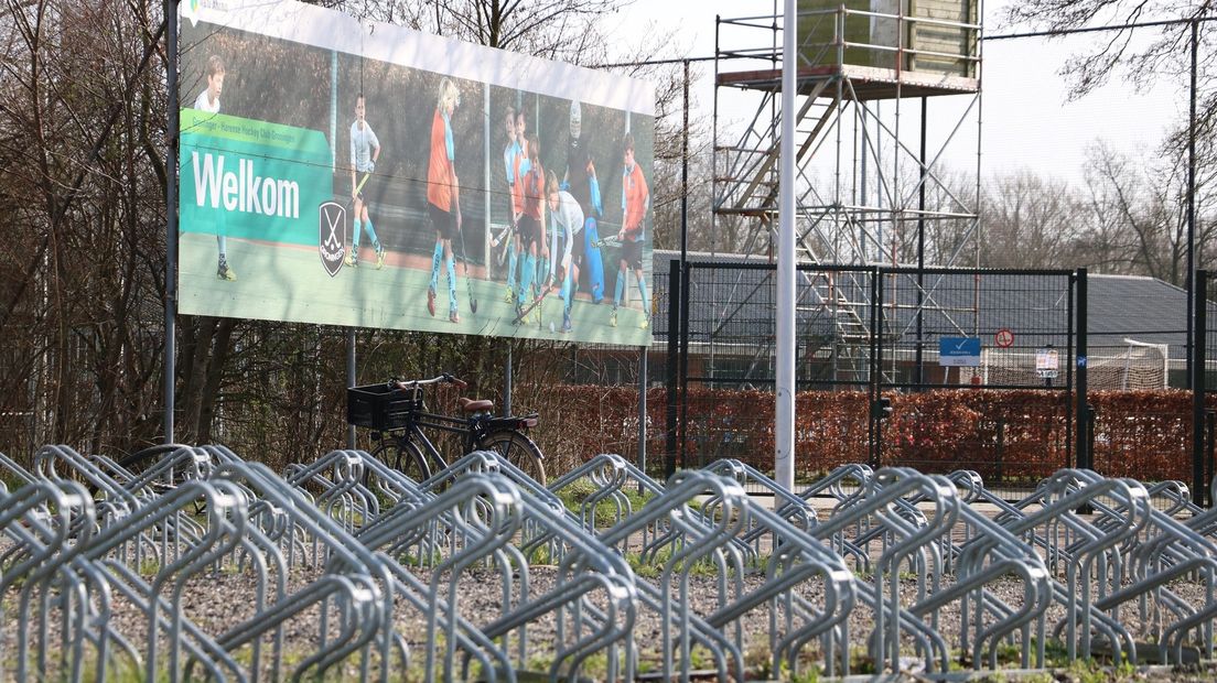 De fietsenrekken bij hockeyclub GHHC blijven dit weekend leeg