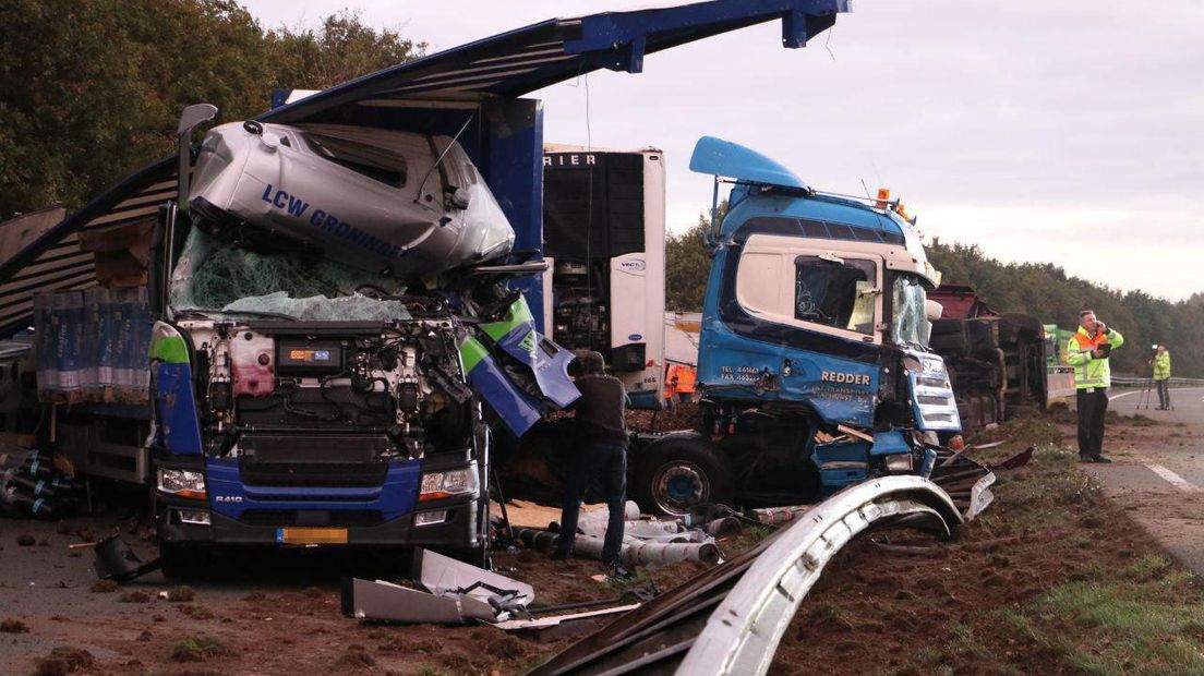 Een ravage op de A28 door een ongeluk met vrachtwagens (Rechten: De Vries Media)