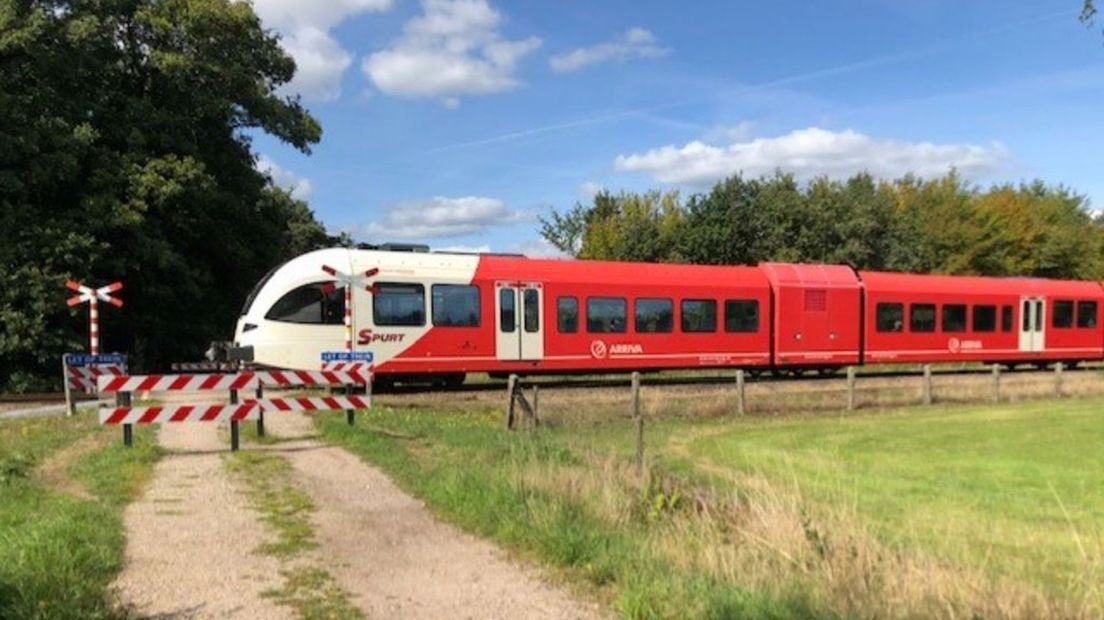 De overgang op de Greversweg voordat die volledig werd afgesloten.