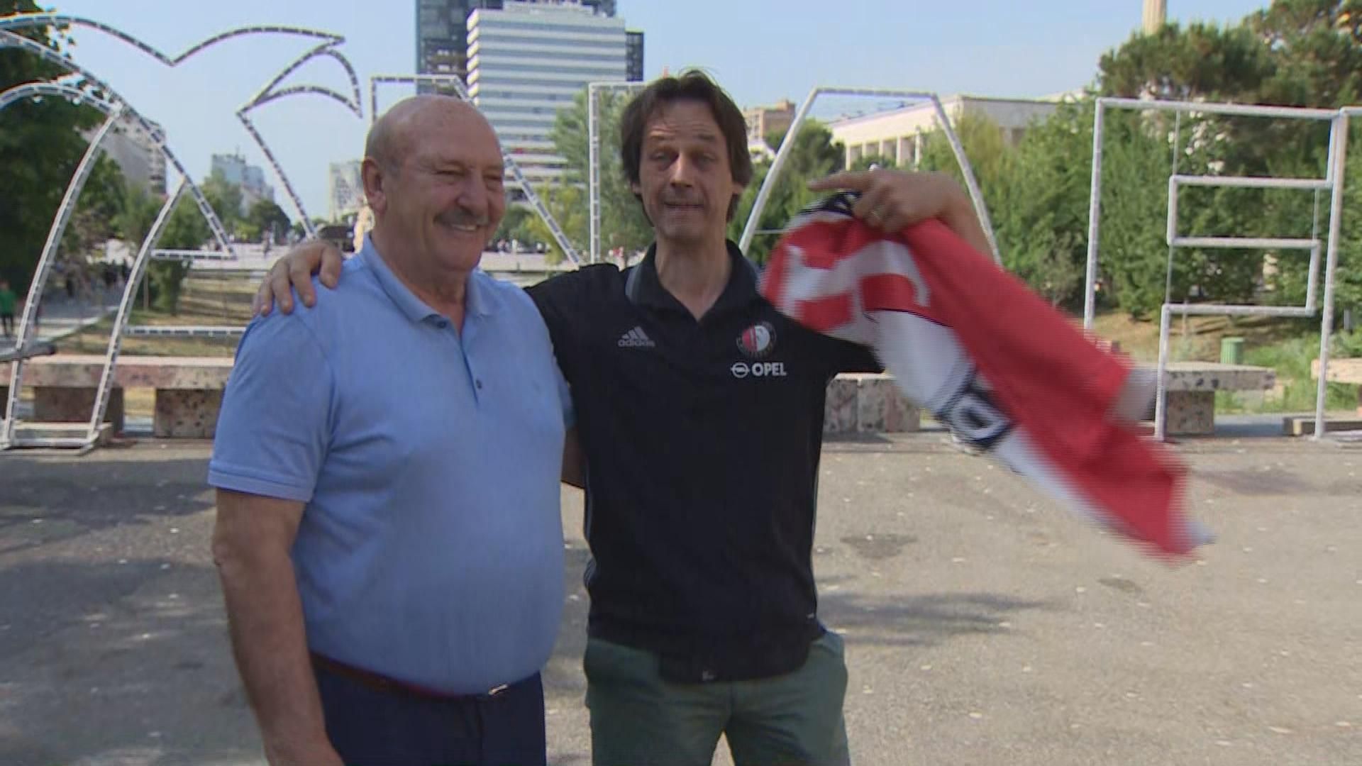 Een Feyenoord-supporter die met Artur Lekbello op de foto gaat
