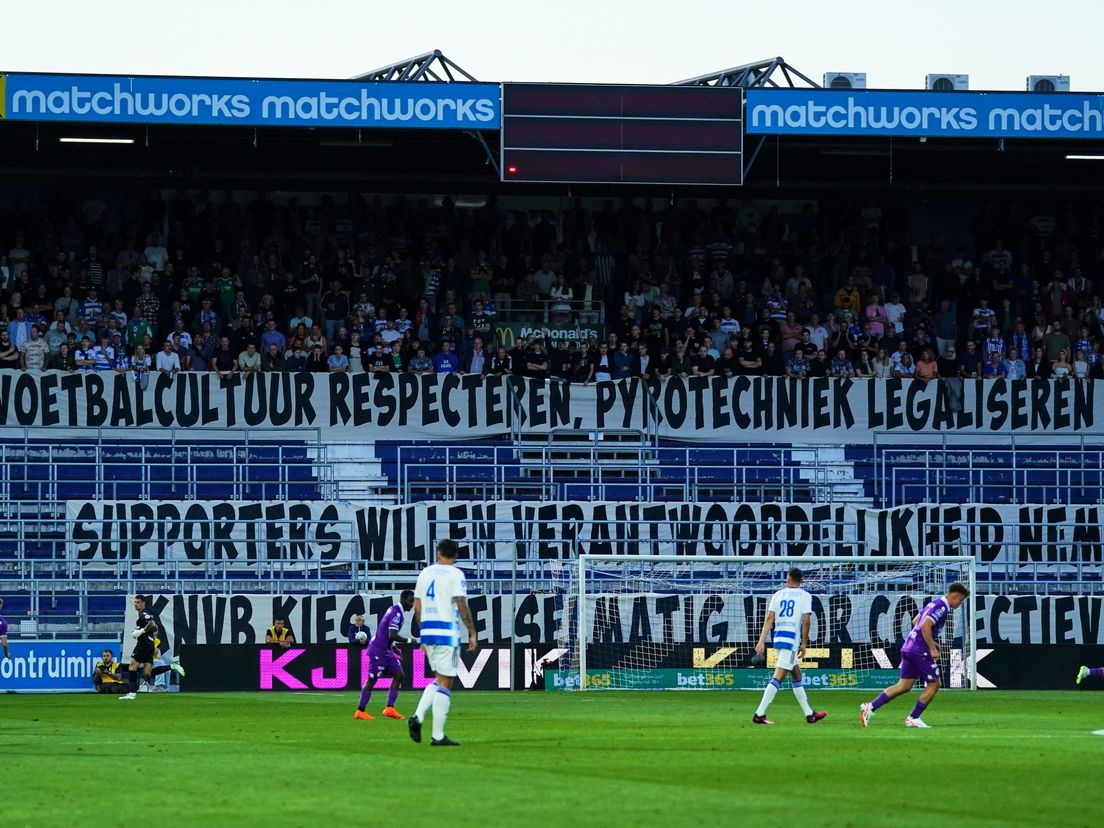 De aanhang van PEC Zwolle protesteert tijdens het duel met Sparta tegen de straf van de KNVB