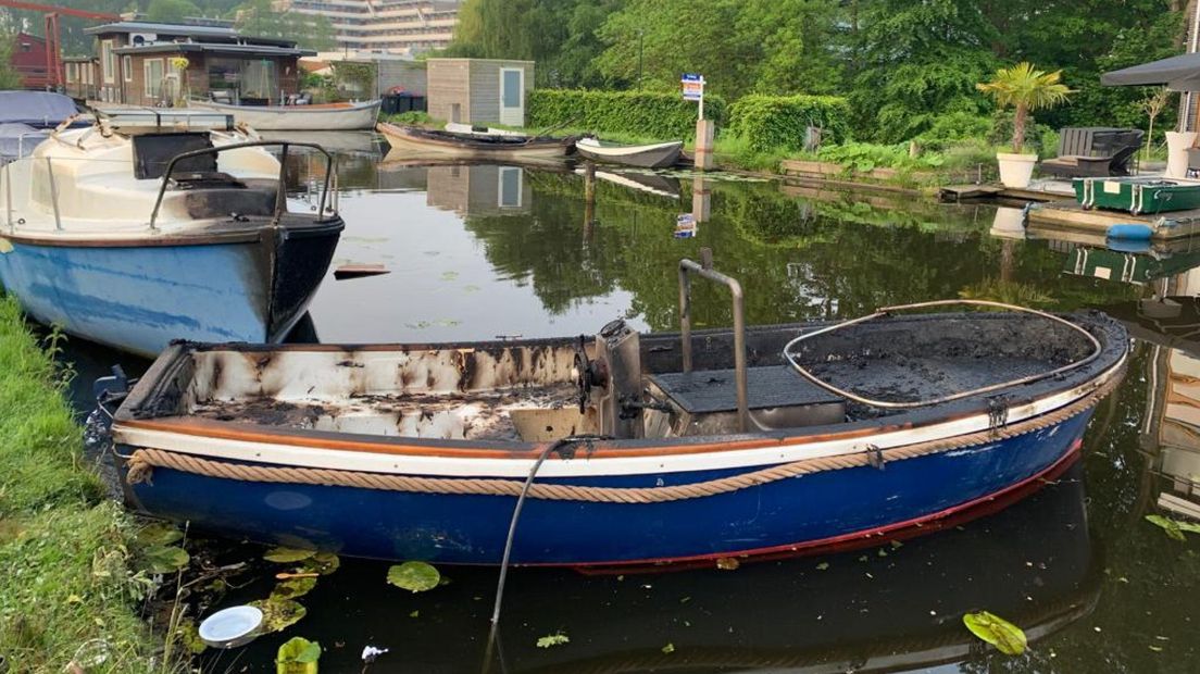 Ook een naastgelegen boot raakte beschadigd