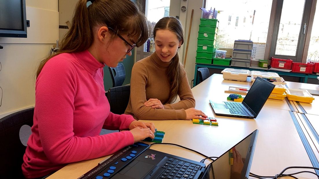 Anne en Janneke vinden het leuk om met Lego Braille Bricks te werken tijdens de les