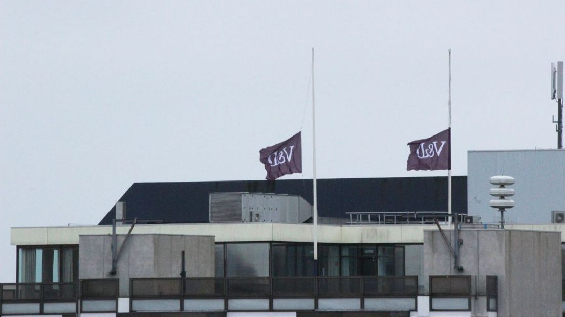 Vlaggen halfstok bij de V&D in Utrecht.