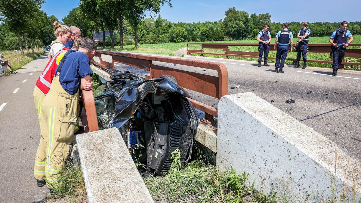 Automobilist eindigt met auto tussen twee brugdelen bij Roswinkel