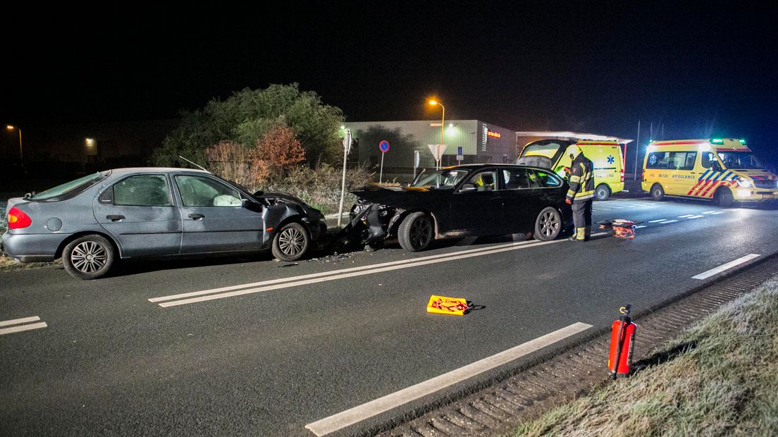 Na een frontale botsing op de Van Heemstraweg in Wamel rukten politie, brandweer en ambulance zaterdagnacht uit. Er zouden gewonden zijn gevallen bij het ongeval.