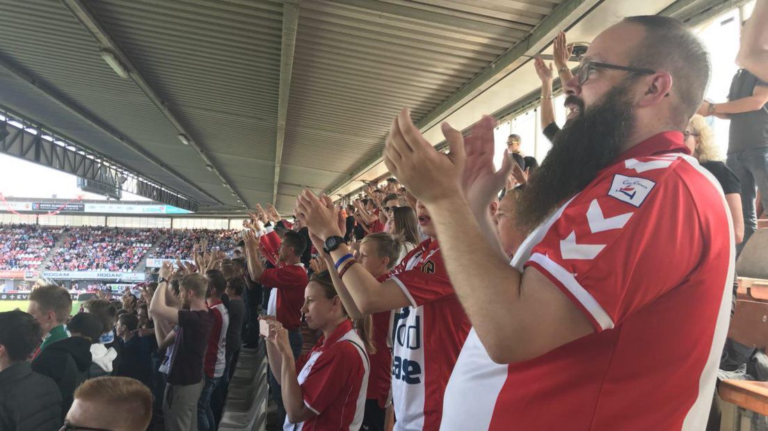 Supporters staan tijdens de laatste minuten van de wedstrijd (Rechten: RTV Drenthe/Erwin Kikkers)