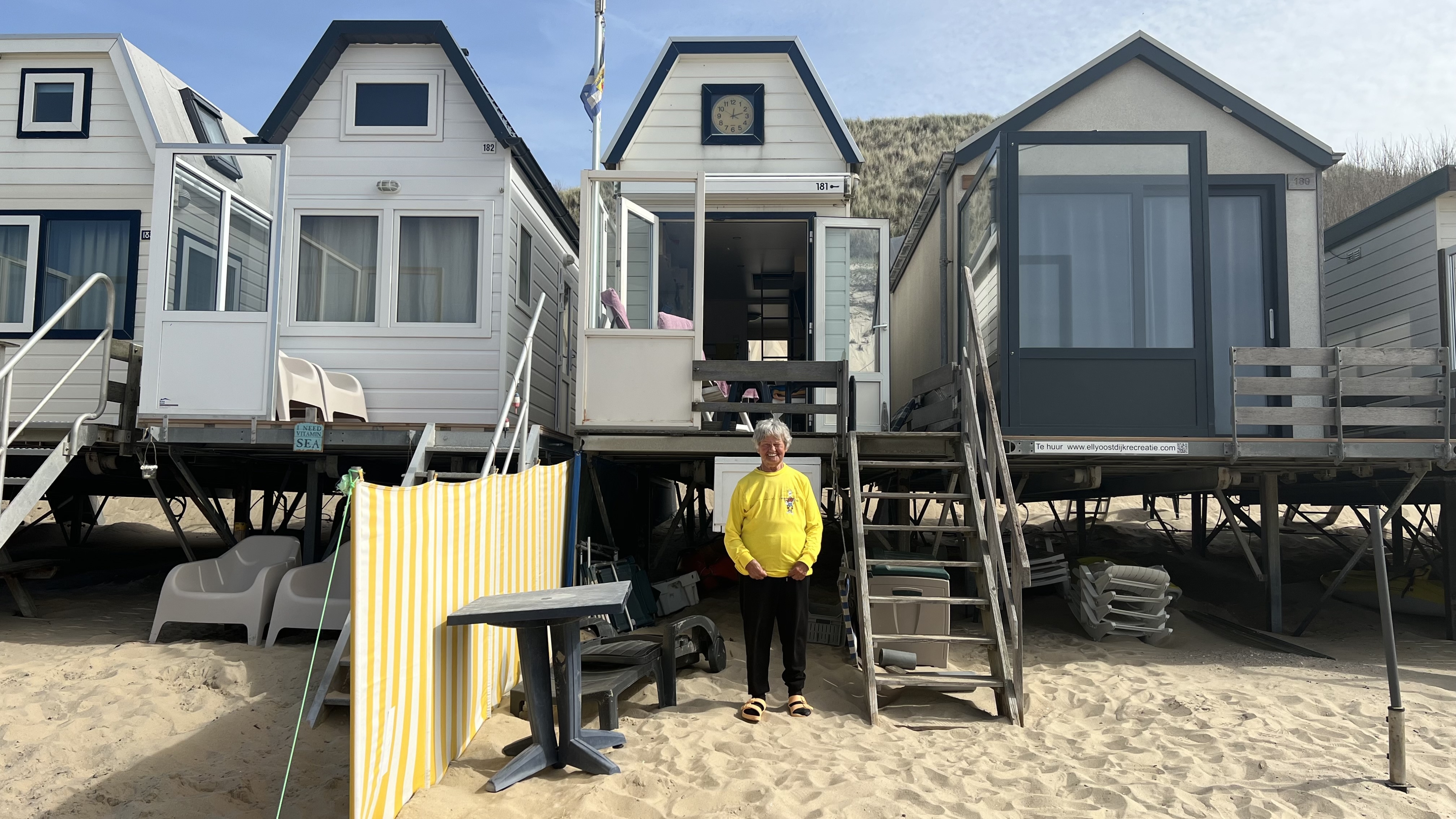 Truus bij haar strandhuisje