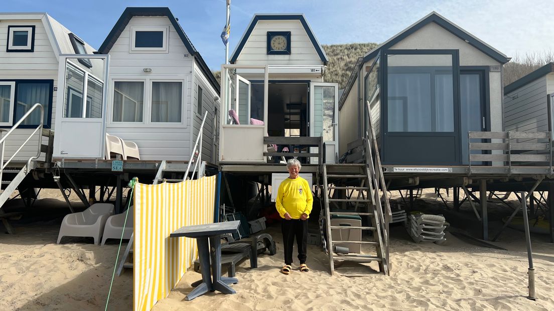 Truus bij haar strandhuisje