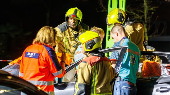 Drie gewonden bij aanrijding tussen auto en taxi. Drie gewonden bij aanrijding tussen auto en taxi.
