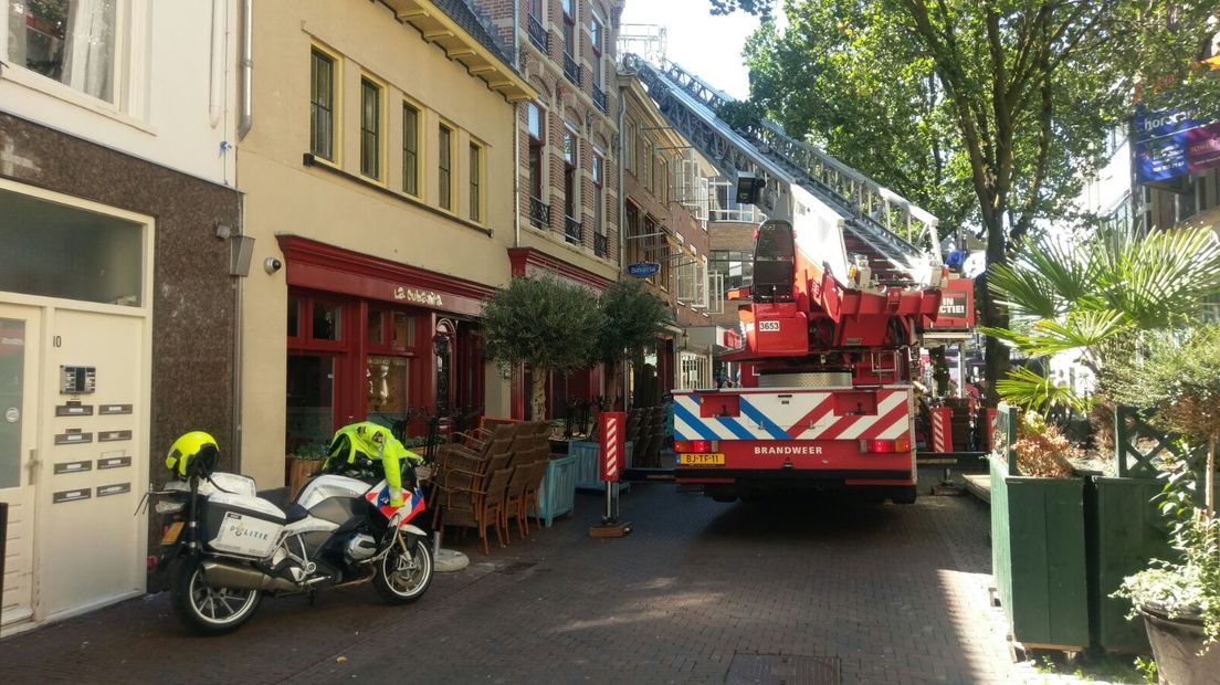 In het dak boven een restaurant in Arnhem is donderdagmiddag brand uitgebroken. Het pand liep daarbij veel schade op.