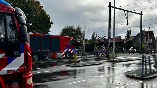 Ongeval op spoor in Almelo | Bakwagen botst op busje op N35. Ongeval op spoor in Almelo | Bakwagen botst op busje op N35.