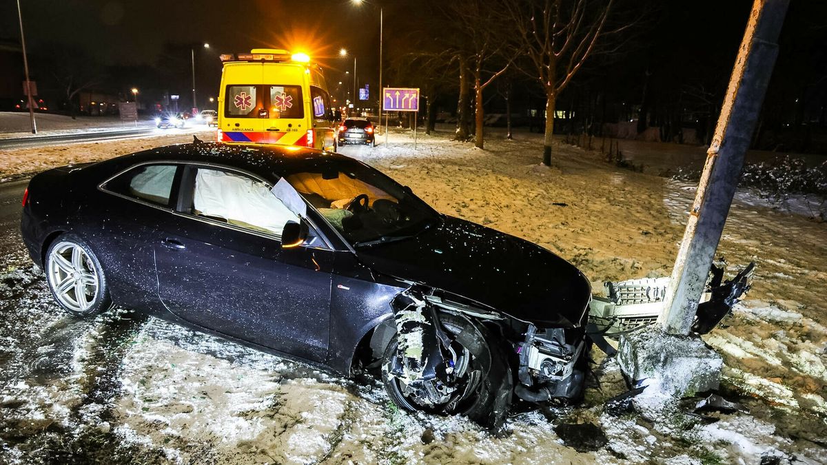 Auto botst tegen lantaarnpaal in Assen: bestuurder gewond