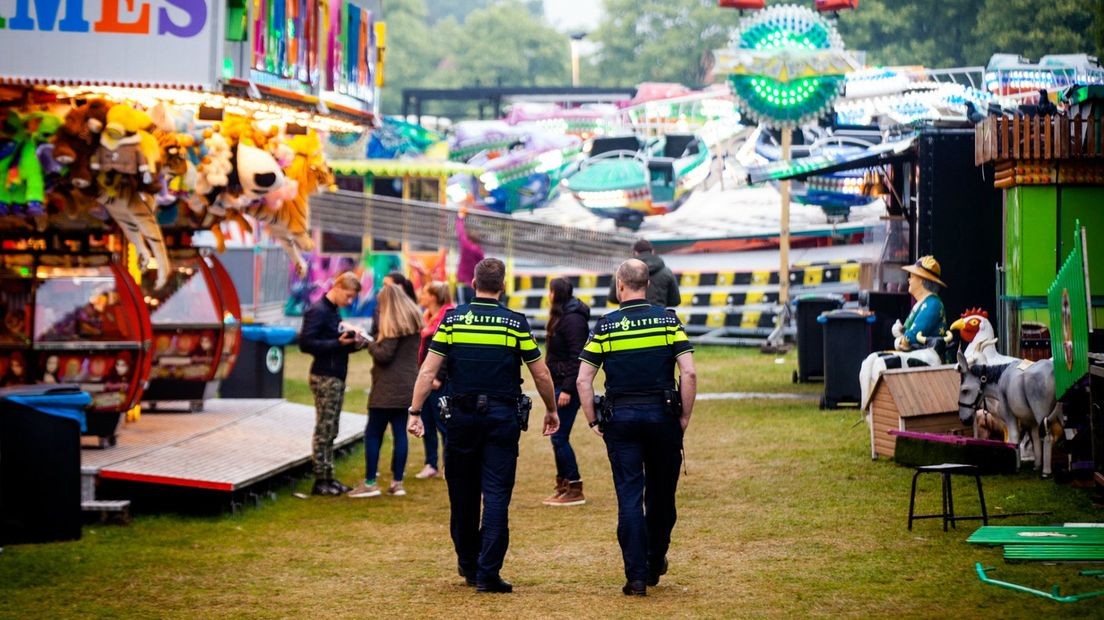 Politie op de kermis in Soest. Foto ter illustratie.