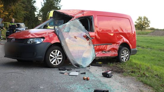 Hekwerk geen partij voor auto in Drouwenermond: Voertuig vliegt over de kop na aanrijding. Hekwerk geen partij voor auto in Drouwenermond: Voertuig vliegt over de kop na aanrijding.