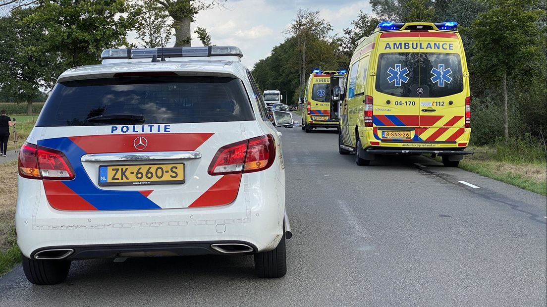 Motorrijder gewond bij aanrijding in Schalkhaar, traumahelikopter opgeroepen