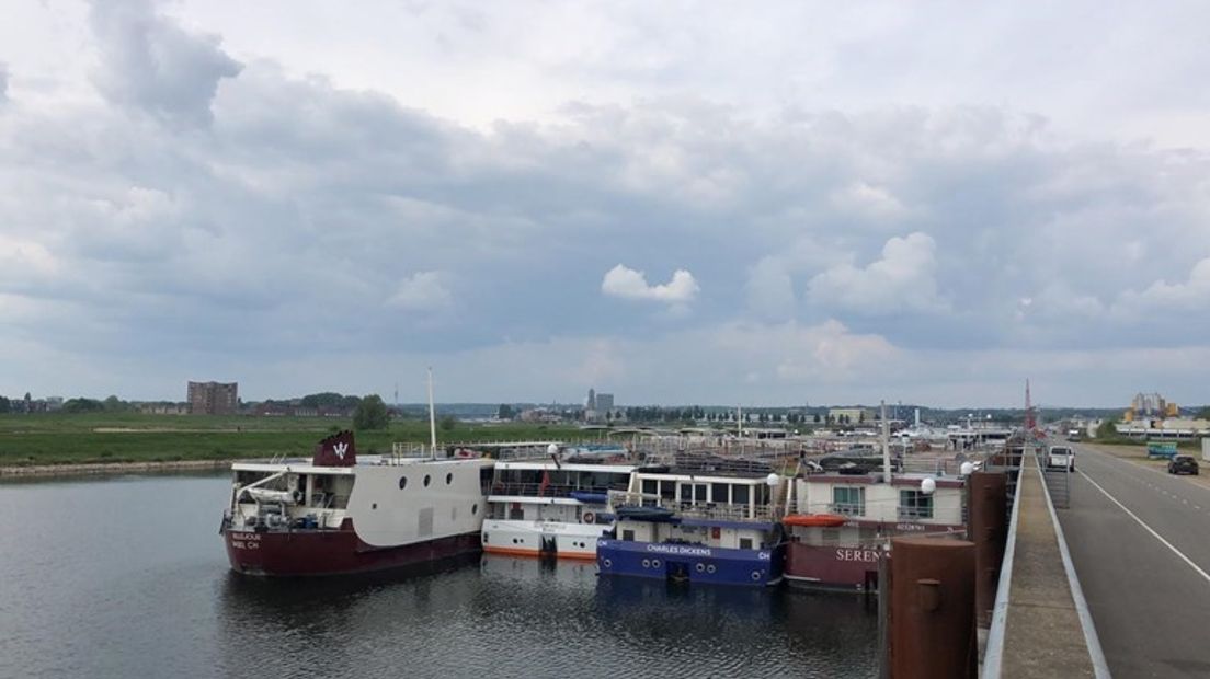 Het isolatieschip in de Nieuwe Haven in Arnhem.