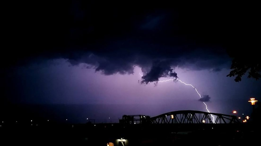 Zoals verwacht trekt er zaterdagavond onweer over Gelderland. Boven Putten heeft het volgens weeramateur Theo van Dalen anderhalf uur 'behoorlijk geonweerd en ook even heel hard gewaaid.' Het onweer trekt zaterdagavond rond 22.30 uur naar het noorden en oosten.