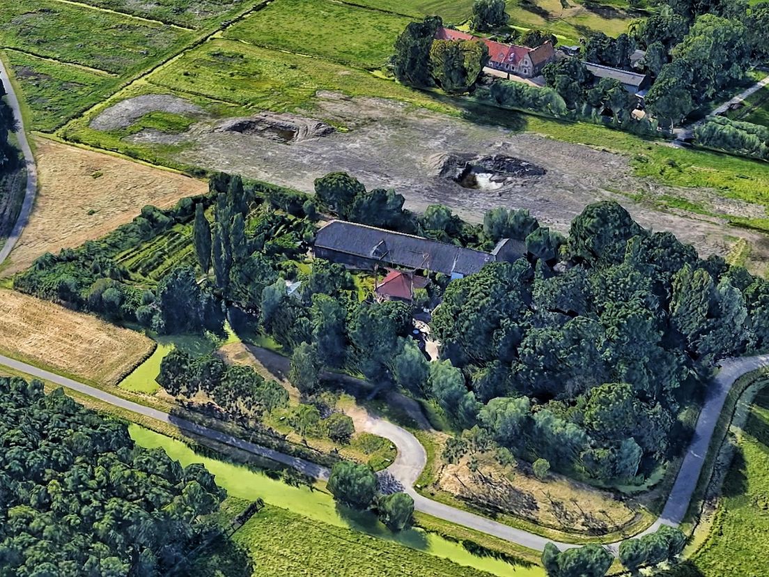 De Wijnboerderij met het weiland waar de Hollandtunnel komt (Google Earth)