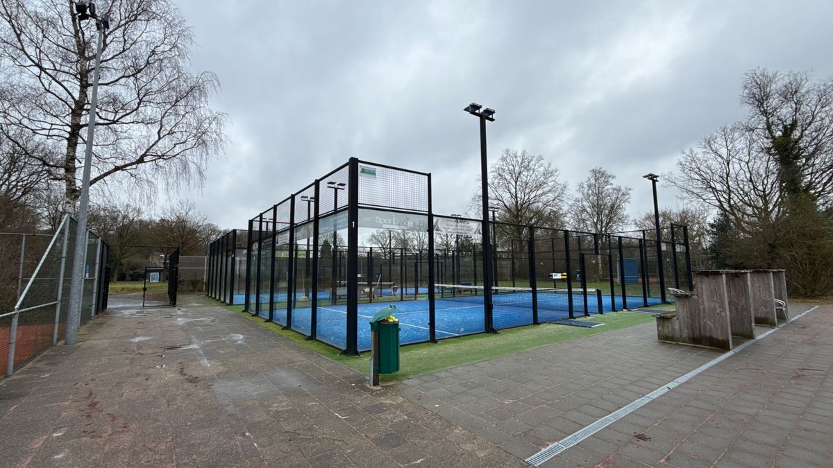 Overkapping boven padelbanen in Paterswolde om geluidsoverlast te dempen
