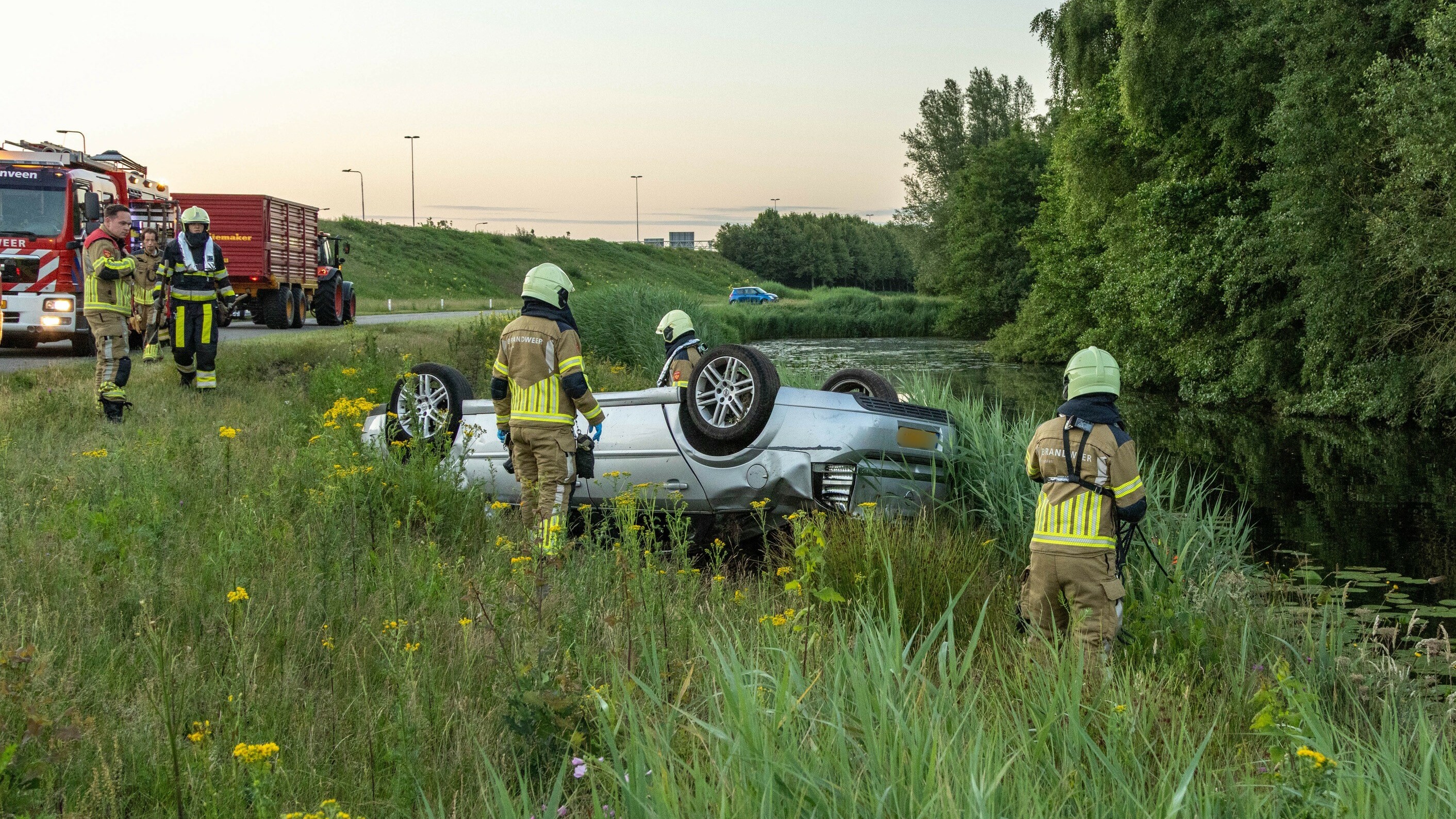 Auto slacht oer de kop by It Hearrenfean | Bestjoerder ûnder ynfloed rydt mei skansearre auto