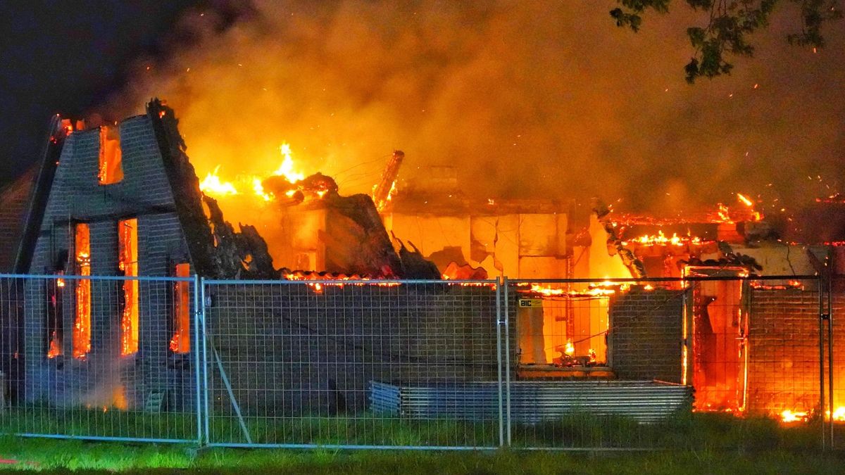 Geen redden meer aan bij brand in leegstaande boerderij Wijster
