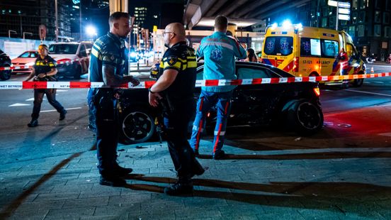 Twee wielen van auto afgebroken bij aanrijding Maashaven Oostzijde. Twee wielen van auto afgebroken bij aanrijding Maashaven Oostzijde.