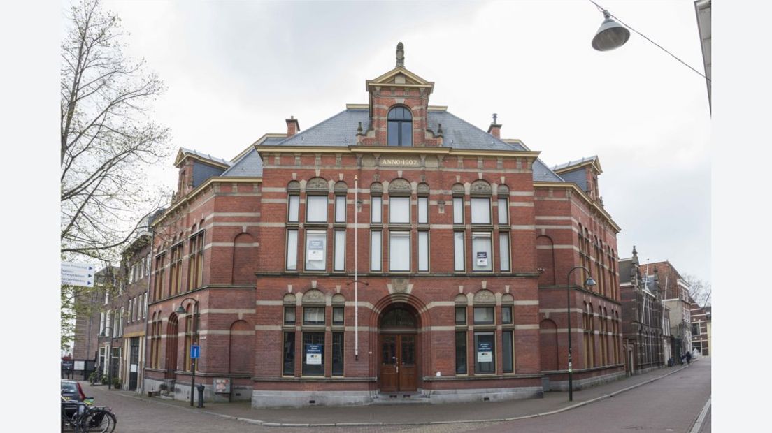 Het oude kantongerecht in Delft staat te koop