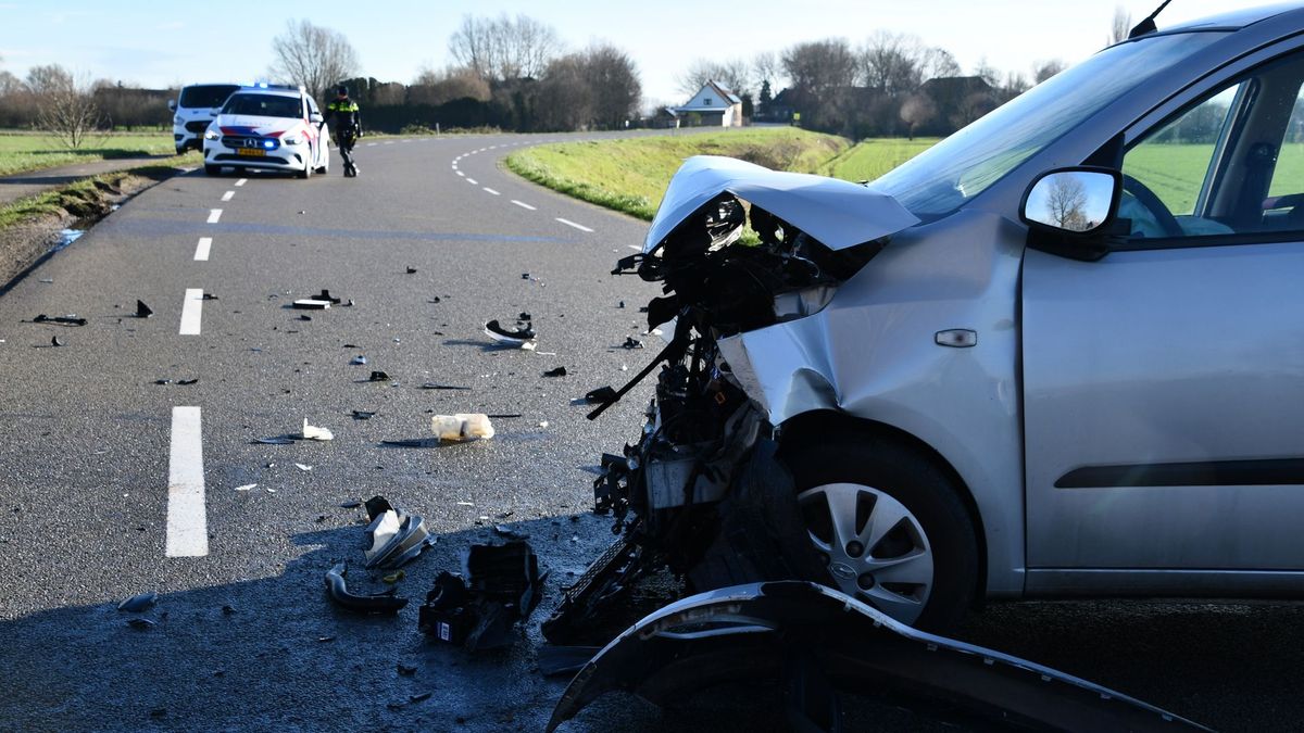 Twee gewonden bij verkeersongeluk Waterlandkerkje