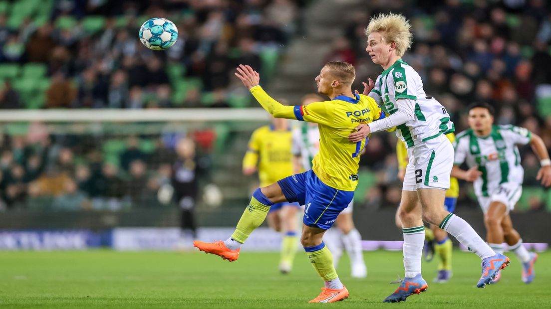 Thijmen Blokzijl gaat namens FC Groningen het duel aan met Silvester van der Water