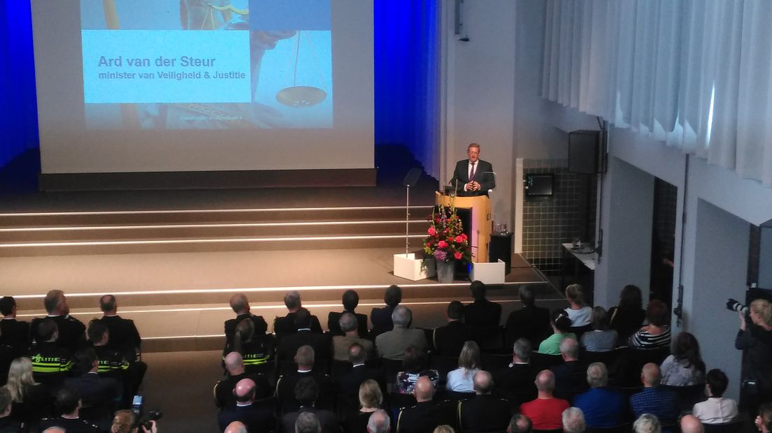 Actievoerende agenten hebben minister Van der Steur van Veiligheid en Justitie een uur lang vast gehouden op de Politieacademie in Apeldoorn. De minister was daar voor de opening van het academisch jaar.