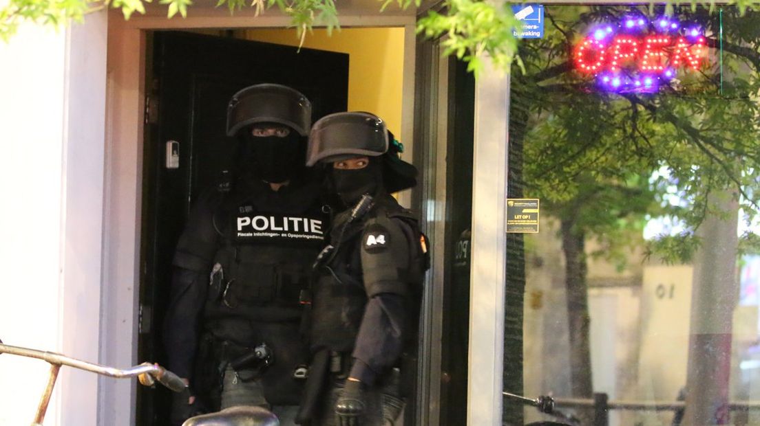 De politie viel een café en een restaurant in Den Haag binnen. 
