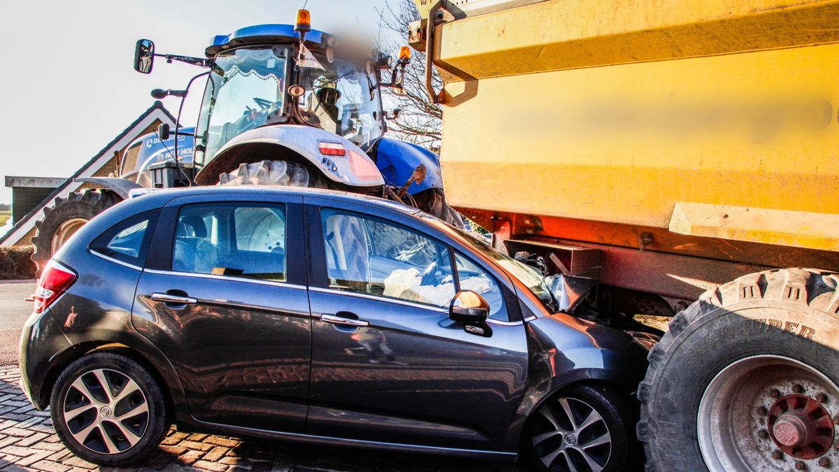 112-nieuws | Botsing tussen tractor en auto - Hele straat onder water na gesprongen leiding