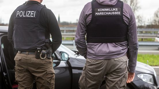 Automobilist rijdt in op marechaussee, crasht en vlucht Nieuws